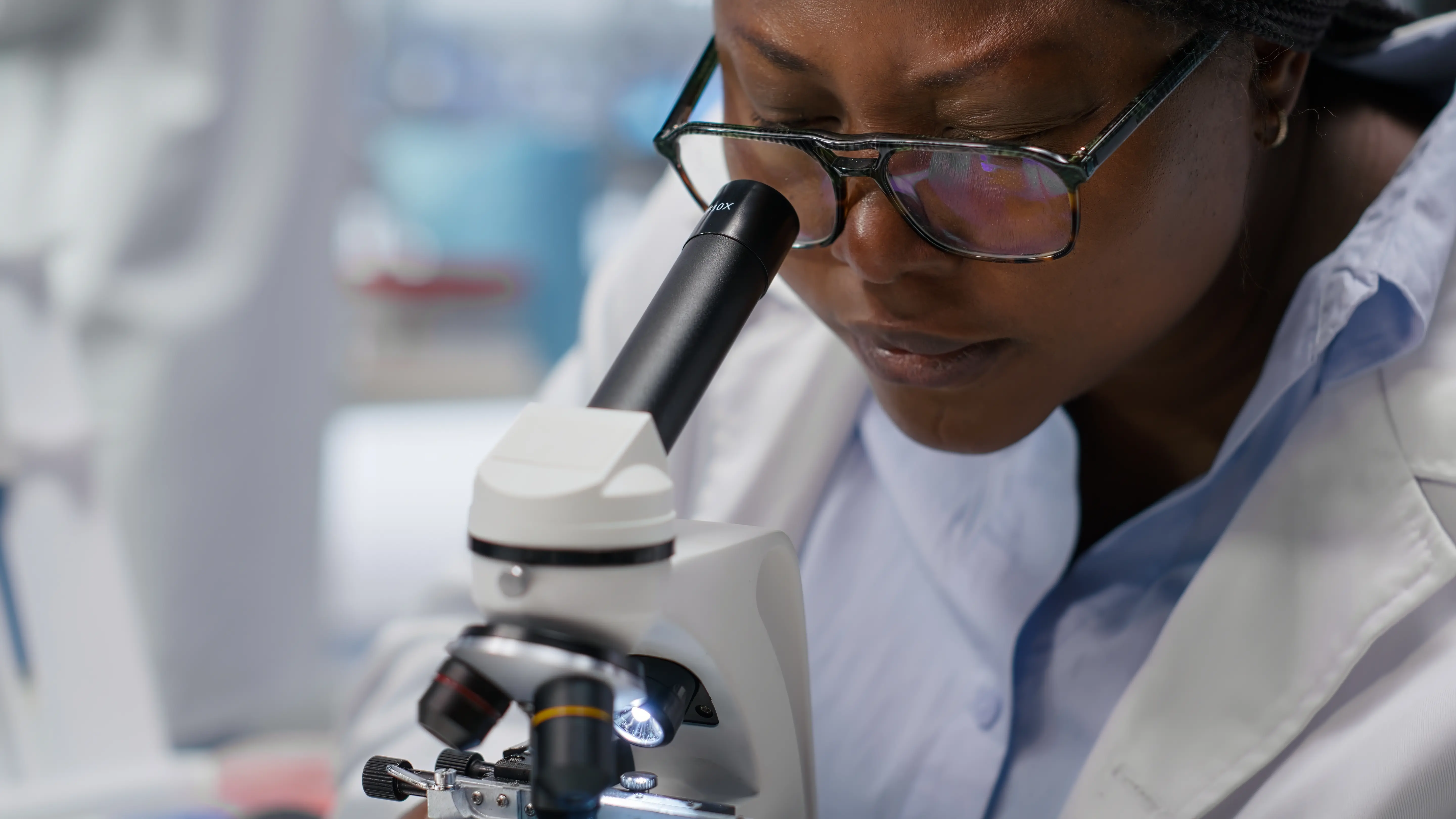 Microscope,Close,Up,Of,Woman,Arranging,Sample,Tray,For,Experiment